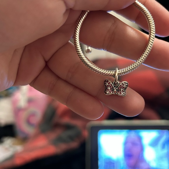 Pandora Disney Minnie’s Sparkling Bow Charm - Picture 4 of 4